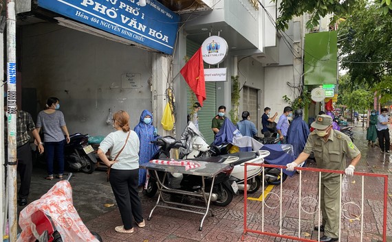 TPHCM tiếp tục điều tra, truy vết, khoanh vùng các trường hợp nguy cơ Phong tỏa hẻm 404 Nguyễn Đình Chiểu, quận 3 do liên quan đến một bệnh nhân Covid-19. Ảnh: CAO THĂNG