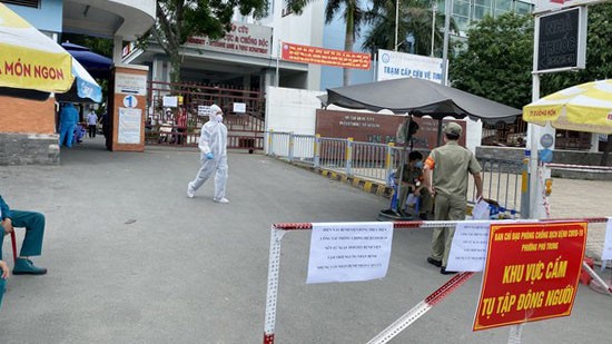 UBND quận Tân Phú tạm ngưng làm việc trực tiếp do liên quan ca nghi mắc Covid-19 Bệnh viện quận Tân Phú bị phong tỏa trước đó. Ảnh: CAO THĂNG