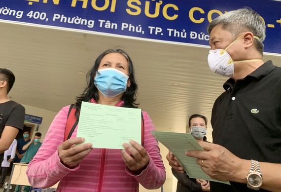 Hơn 3.800 bệnh nhân khỏi bệnh xuất viện trong ngày, TPHCM kiến nghị Bộ Y tế phân bổ thêm vaccine Thứ trưởng Bộ Y tế Nguyễn Trường Sơn trao giấy chứng nhận xuất viện cho một bệnh nhân đã điều trị khỏi Covid-19