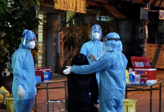 TPHCM vẫn duy trì cấp độ 2 trong kết quả đánh giá cấp độ dịch Covid-19 Nhân viên y tế lấy mẫu xét nghiệm cho người dân