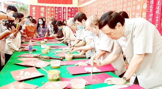 Chương trình Thư pháp từ thiện xuân Tân Sửu 2021 Chương trình Thư pháp từ thiện xuân Tân Sửu 2021, tại Hội quán Hải Nam