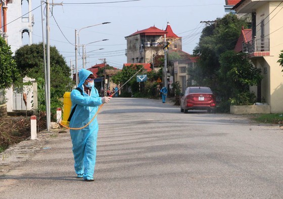 Lực lượng chức năng huyện Lý Nhân, Hà Nam phun hóa chất khử khuẩn khu dân cư có bệnh nhân mắc Covid-19