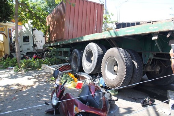 Mất lái, xe container ủi nát 5 xe máy ở Vũng Tàu | An ninh - trật tự ...