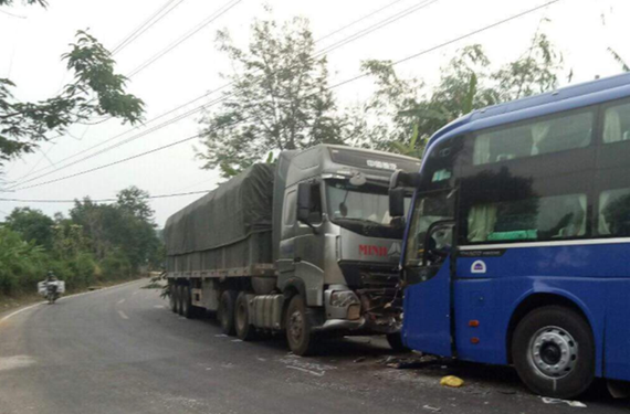 牽引車撞客車致3 人受傷 時政 華文西貢解放日報