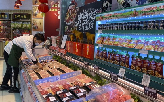 中国检查与防控通过进口商品传播新冠病毒 一名工作人员疫情期间在北京一家超市内摆放新西兰进口牛肉。