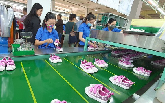 本市工业产值增 平仙公司生产鞋品供应国内外市场。