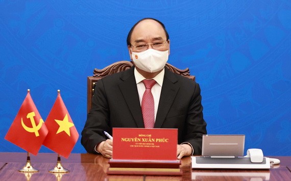 越-中肯定双方关係重要性 国家主席阮春福与中国国家主席习近平通电话。(图源:越通社)