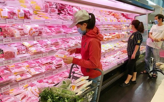 水产品及新鲜肉类价格稳定 消费者在超市选购肉类。(图源:高昇)