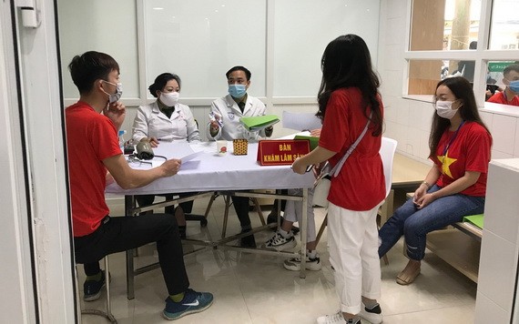 国产新冠疫苗进入最后试验阶段 各志愿者登记参加试验注射国产疫苗。
