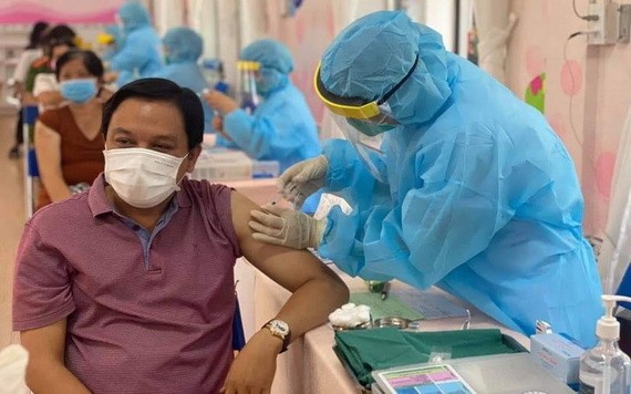 建议批准Nanocovax疫苗紧急使用许可 医护人员为人民注射疫苗。