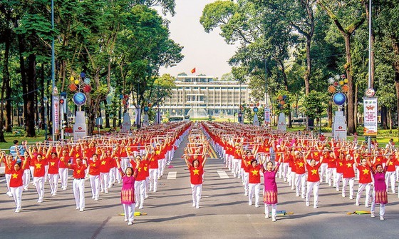 Spring beauty Doing exercise in front of Independence Palace, HCMC (Photo: Kieu Anh Dung)