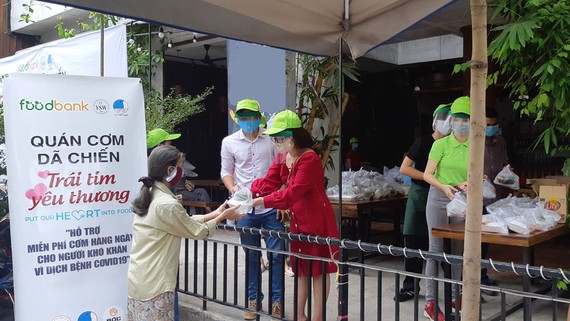 Lòng thơm thảo lo bữa ăn giúp người nghèo Quán cơm dã chiến “Trái tim yêu thương” được mở để cung cấp những suất cơm tặng người nghèo đang gặp khó khăn. Ảnh: ĐỨC TRUNG