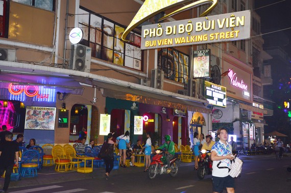 Giữ gìn không gian văn hóa công cộng ở các phố đi bộ Phố đi bộ Bùi Viện cần bố trí bãi giữ xe, nhà vệ sinh công cộng hợp lý. Ảnh: ĐỨC TRUNG