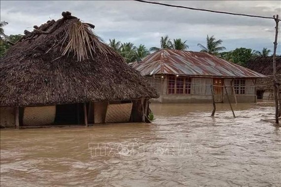 Cảnh ngập lụt do mưa lớn tại làng Haitimuk, Đông Flores, Indonesia. Ảnh:  AFP/TTXVN
