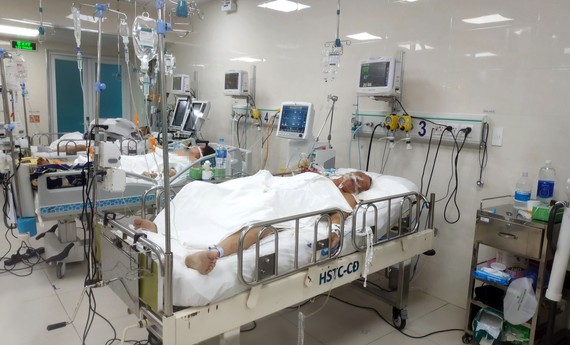Một bệnh nhân đang điều trị tại Khoa Hồi sức tích cực chống độc, Bệnh viện Nguyễn Tri Phương
