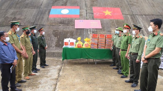 Công an tỉnh Thừa Thiên - Huế tặng lương thực, thực phẩm lực lượng vũ trang và người dân nước bạn Lào