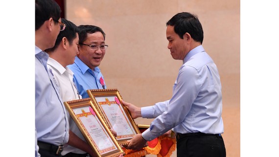 Giám sát quyền lực để phòng ngừa tham nhũng Phó Bí thư Thường trực Thành ủy TPHCM Trần Lưu Quang tặng bằng khen cho các điển hình tham mưu tốt thực hiện Quy định 1374. Ảnh: VIỆT DŨNG