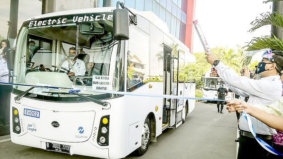 Xe buýt điện chạy thử nghiệm ở Jakarta trong năm 2020. Ảnh: Jakarta Globe