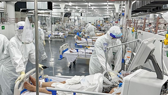 Cần sớm tổ chức lễ tưởng niệm và thực hiện hàng năm Y, bác sĩ chăm sóc bệnh nhân Covid-19 tại Bệnh viện Quận Tân Phú. Ảnh: Hoàng Hùng
