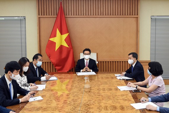 Phó Thủ tướng Vũ Đức Đam họp trực tuyến với TS Takeshi Kasai, Giám đốc Tổ chức Y tế thế giới khu vực Tây Thái Bình Dương. Ảnh: VGP