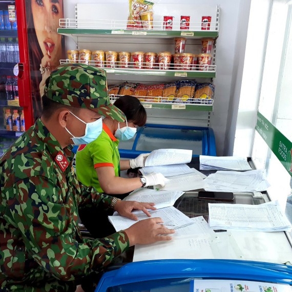 Gần 30.000 đơn hàng đã được hệ thống bán lẻ Satra giao đến các Lực lượng đi chợ hộ cùng nhân viên Satrafoods lọc các đơn hàng – chuẩn bị soạn hàng. Ảnh: SATRA