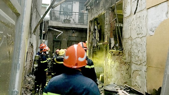 Chủ tịch nước gửi lời chia buồn sâu sắc với các gia đình có người gặp nạn trong vụ cháy ở quận 11, TPHCM Lực lượng PCCC đã dập tắt đám cháy