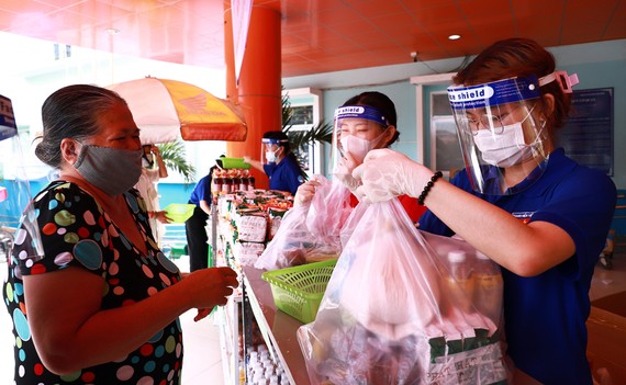 Sức mạnh tổng hợp tích cực từ mạng xã hội Niềm vui của người dân quận 4 khi nhận gạo được lan truyền trên các trang MXH của quận. Ảnh: HỒNG HẢI