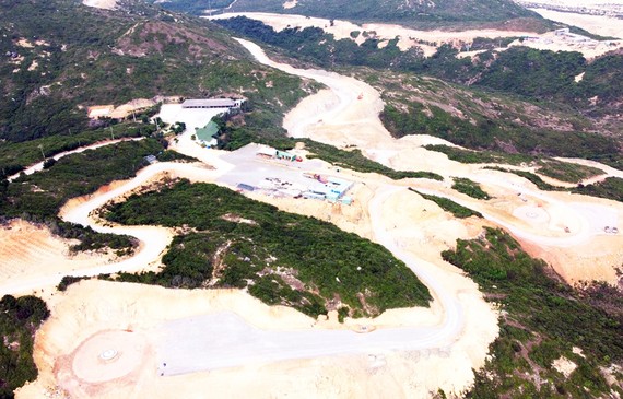 Doanh nghiệp san bạt đồi núi tan hoang để làm dự án điện gió trên đỉnh bán đảo Phương Mai