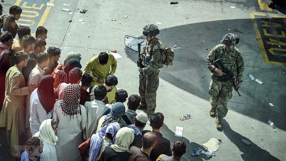 Mỹ đạt thỏa thuận với Taliban về các chuyến bay sơ tán Binh sỹ Mỹ gác tại sân bay quốc tế ở Kabul, ngày 16-8. Ảnh: TTXVN