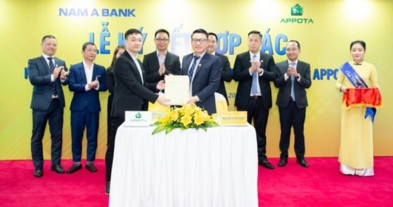 Đại diện Nam A Bank và AppotaPay ký kết hợp tác