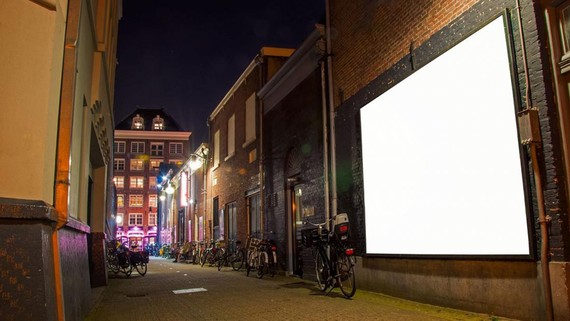 Bảng quảng cáo nhiên liệu hóa thạch ở Amsterdam bị xóa trắng