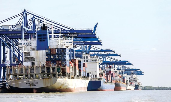Export is currently the bright point of the economy. Photo: VIET CHUNG