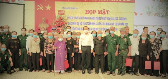 Bí thư Thành ủy TPHCM Nguyễn Văn Nên xúc động khi trở về quê nhà Đồng chí Nguyễn Văn Nên chụp ảnh lưu niệm cùng các đồng chí nguyên là cán bộ, chiến sĩ Đại đội 33, Trung đội nữ huyện Gò Dầu. Ảnh: KIỀU PHONG