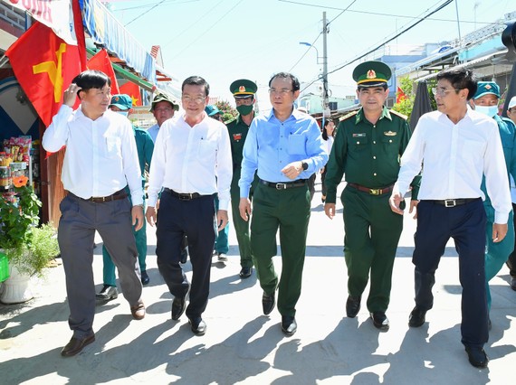 Bí thư Thành ủy TPHCM Nguyễn Văn Nên khảo sát thực tế tại huyện Cần Giờ Bí thư Thành ủy TPHCM Nguyễn Văn Nên thăm xã đảo Thạnh An. Ảnh: VIỆT DŨNG