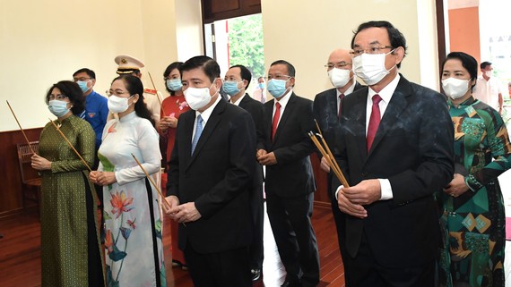 Lãnh đạo TPHCM dâng hương, dâng hoa Chủ tịch Hồ Chí Minh, Chủ tịch Tôn Đức Thắng Bí thư Thành ủy TPHCM cùng lãnh đạo TPHCM dâng hương tại Bảo tàng Hồ Chí Minh - Chi nhánh TPHCM. Ảnh: VIỆT DŨNG