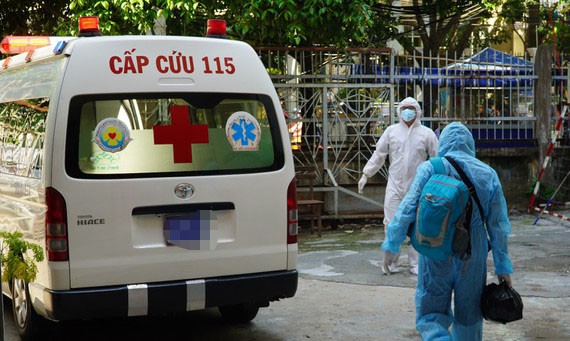 Tắt còi hú, giảm âu lo Một ca nghi mắc Covid-19 đang được đưa đi cách ly tập trung