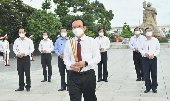 Lãnh đạo TPHCM dâng hoa, dâng hương tưởng niệm các Anh hùng liệt sĩ Đoàn lãnh đạo TPHCM dâng hoa, dâng hương tại Nghĩa trang Liệt sĩ TPHCM. Ảnh: VIỆT DŨNG