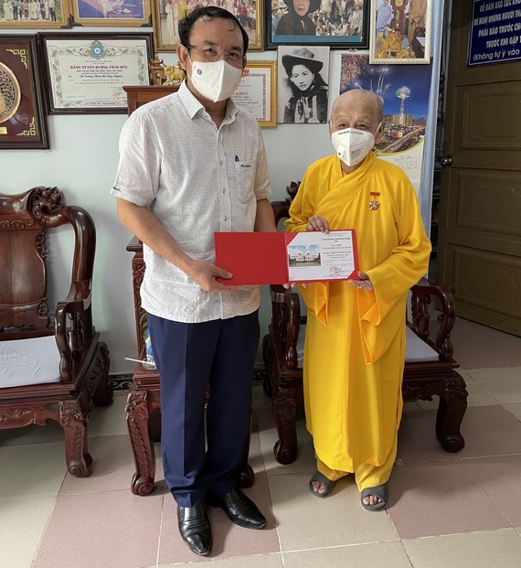 Bí thư Thành ủy TPHCM Nguyễn Văn Nên trao Huy hiệu TPHCM đến Ni trưởng Thích Nữ Diệu Nghĩa Bí thư Thành ủy TPHCM Nguyễn Văn Nên trao Huy hiệu TPHCM đến Ni trưởng Thích Nữ Diệu Nghĩa