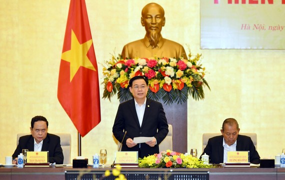 Công tác lãnh đạo bầu cử phải đảm bảo tính liên tục thông suốt, hiệu quả Chủ tịch Quốc hội, Chủ tịch Hội đồng bầu cử quốc gia Vương Đình Huệ điều hành phiên họp. Ảnh: VIẾT CHUNG