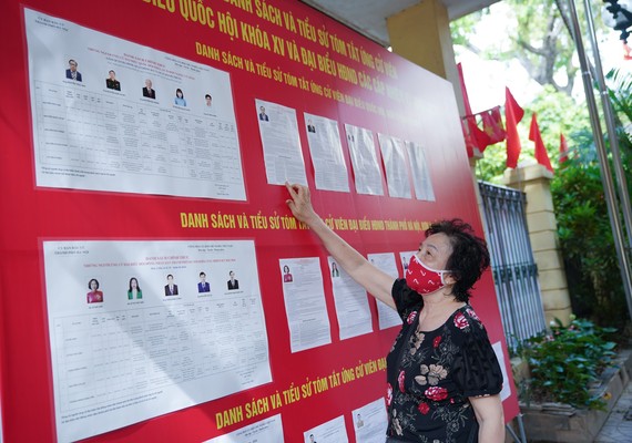 Hội đồng Bầu cử Quốc gia hướng dẫn bầu cử tại nơi cách ly   Các tổ chức phụ trách bầu cử phải chủ động theo dõi, nắm thông tin kịp thời về biến động danh sách cử tri, tổng số cử tri trong danh sách tại khu vực bỏ phiếu. Ảnh: ĐỖ TRUNG