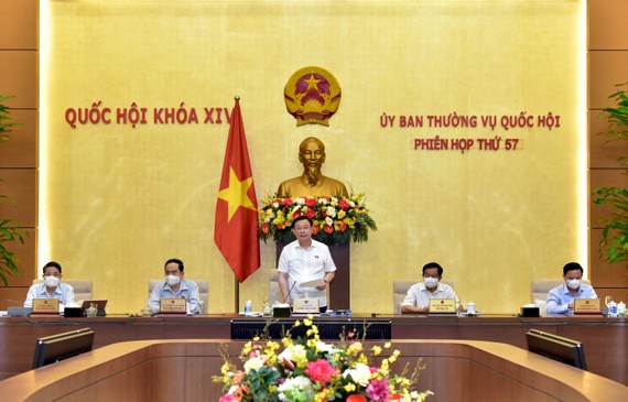 Ủy ban Thường vụ Quốc hội bế mạc phiên họp thứ 57 Chủ tịch Quốc hội Vương Đình Huệ phát biểu bế mạc phiên họp. Ảnh: VIẾT CHUNG