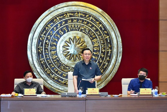 Chủ tịch Quốc hội Vương Đình Huệ làm việc với Viện Nghiên cứu lập pháp Chủ tịch Quốc hội Vương Đình Huệ chủ trì buổi làm việc. Ảnh: VIẾT CHUNG