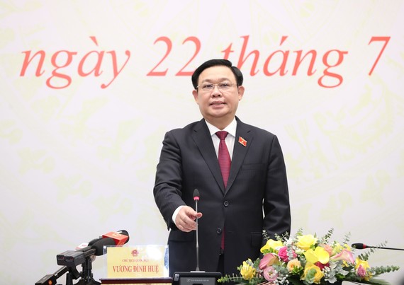 Chủ tịch Quốc hội Vương Đình Huệ: Quốc hội luôn luôn theo đuổi việc xây dựng hệ thống pháp luật đồng bộ, có “tuổi thọ” lâu dài Chủ tịch Quốc hội Vương Đình Huệ trả lời phóng viên tại cuộc họp báo. Ảnh: QUANG PHÚC