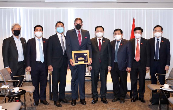 Chủ tịch Quốc hội Vương Đình Huệ đề nghị nhà đầu tư sớm khởi động lại các dự án tại Việt Nam Chủ tịch Quốc hội Vương Đình Huệ tiếp đại diện Tập đoàn Exonmobil - ông Perer Lavoy, Giám đốc cấp cao khu vực Châu Á- Thái Bình Dương. Ảnh: DOÃN TẤN