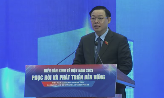 Khai mạc Diễn đàn Kinh tế Việt Nam 2021: Phục hồi và Phát triển bền vững Chủ tịch Quốc hội Vương Đình Huệ phát biểu khai mạc Diễn đàn. Ảnh: QUANG PHÚC