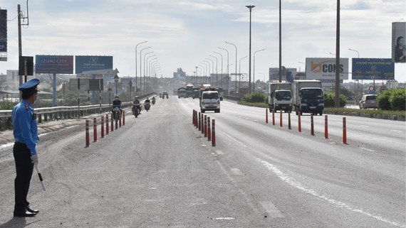 Các chốt kiểm soát ra vào TPHCM: Chỗ thông thoáng, chỗ ùn ứ Chốt kiểm soát chân cầu Đồng Nai thông thoáng