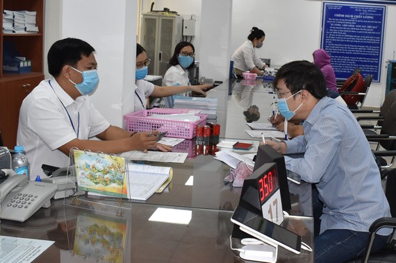 TPHCM xử phạt hành chính cán bộ, công chức không đeo thẻ khi đi ra đường TPHCM chỉ đạo về phương thức làm việc của cơ quan, đơn vị nhà nước