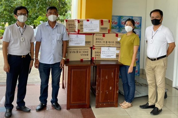 Người Việt Nam ở nước ngoài tặng TPHCM 30.000 khẩu trang N95 Quỹ thiện nguyện Steve Bùi và Những người bạn trao tặng khẩu trang N95 cho TPHCM