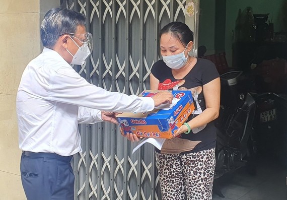 Đồng chí Nguyễn Hữu Hiệp tặng quà người Hoa ở quận 11 có hoàn cảnh khó khăn do dịch Covid-19 