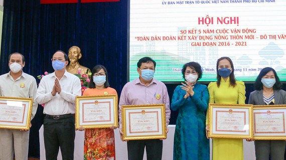 Xây dựng mô hình, điển hình, cách làm hay trong xây dựng nông thôn mới - đô thị văn minh Đồng chí Nguyễn Hồ Hải và đồng chí Tô Thị Bích Châu trao bằng khen cho các đơn vị đạt thành tích xuất sắc. Ảnh: DŨNG PHƯƠNG